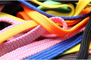 Comparaison des lacets plats et ronds