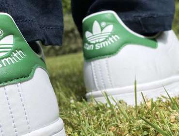 Wie wäre es, wenn Sie die Schnürsenkel Ihrer Stan Smiths wechseln?