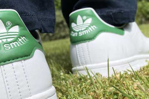 Wie wäre es, wenn Sie die Schnürsenkel Ihrer Stan Smiths wechseln?